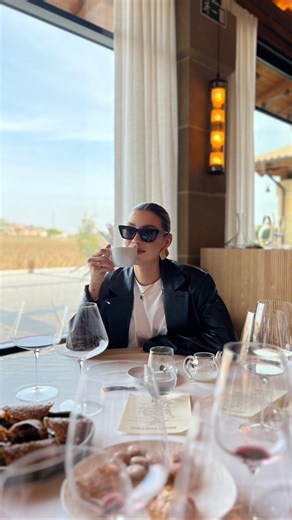 ᴍɪᴄʜᴇʟʟᴇ sᴀʟᴀs 🧿 on Instagram: "Cosas que genuinamente no pueden faltar en mi vida 🤏🏼 - Colorescience Flex tinted sunblock (shade LIGHT) - Tower 28 Hypochlorous Acid spray - Shiseido clear sunscreen stick - Alo scrunchies - Cryo balls de 111SKIN - Scotch Bright mini lint roller - Brow gels MAKUP & Refy El tipo de contenido que me permite mi rodillaa. Díganme si quieren parte dos 😋💖 les dejo todos los links en mis historias #reels #skincare #beauty #skincareroutine"