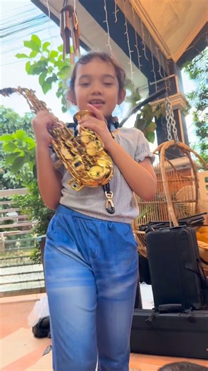 Archie Lacorte Sax on Instagram: "solana first saxophone lesson #saxophone #beginnersax #CurveSoprano"