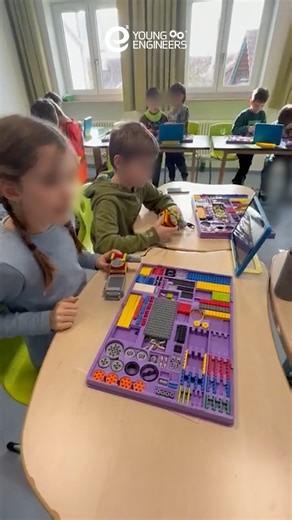 Young Engineers | Abensberg | Regensburg | Munich on Instagram: "Wenn Kinder Roboter bauen, spielen sie nicht nur … sie bereiten ihr Gehirn auf die Zukunft vor. 🧠🤖 Jedes Zahnrad, das sie verbinden, stärkt ihr Problemlösungsvermögen. Jedes Modell, das sie bauen, verbessert ihre Konzentration und Geduld. Jede Herausforderung, die sie meistern, stärkt ihr Selbstvertrauen und ihr kritisches Denken. Praktisches Ingenieurwesen aktiviert Logik, Kreativität, Koordination und Teamfähigkeit – alles glei