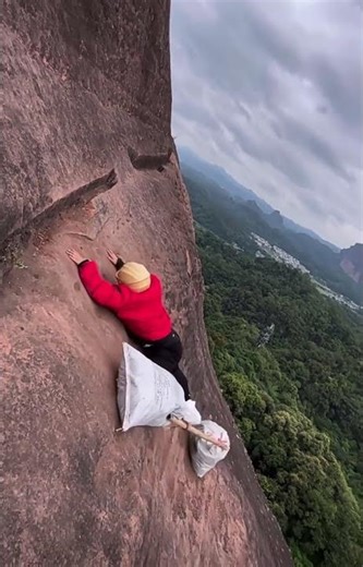 Fall from the mountain 🫣 🗻