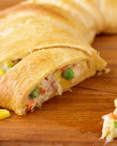 29K views · 352 reactions | Wrap this classic comfort food in a crescent ring for an easy and fun dinner the whole family will love. Chicken Pot Pie Crescent Ring recipe: https://www.pillsbury.com/recipes/chicken-pot-pie-crescent-ring/9a33b050-a684-45bd-9ea1-5b2fde728337?utm_source=facebook&utm_medium=social&utm_campaign=12_2018_standard?mktgimp=PBRBGCRESCNT | Pillsbury | Facebook