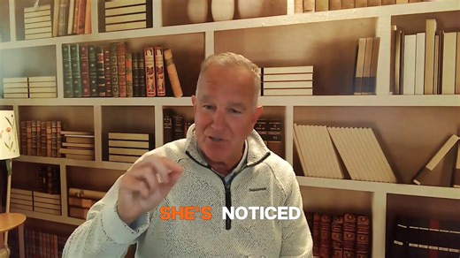 イギリスで「髄膜炎が流行している」と報じられたが、あれは事前にシミュレーションされたイベントだった。政府のウェブサイトには「英国史上最大のパンデミック・シミュレーション」と明記されていた。出血する目の写真は去年と同じ使い回し。なぜそんな嘘を繰り返すのか。目的は一つしかない。物理的経済を破壊し、人間を自宅に閉じ込めることだ。子供はオンライン授業、大人はリモートワーク。車を規制すれば「通勤に必要ない」と納得させられる。キャッシュレス決済を強制すれば、エネルギー消費まで監視できる。メキシコでは既にガソリンを現金で買えなくなった。カードかスマホが必須だ。銀行アプリには炭素社会信用システムが組み込まれている。これを「便利」と受け入れた瞬間、あなたの移動も購買もエネルギー使用も、すべて監視下に置かれる。これが技術官僚主義（テクノクラシー）の描く世界だ。そしてイラン紛争。ミサイルが「たまたま」イスラエルの再開発地域を集中的に狙っているのを見たか？15分都市として建て替えられる予定の区域だ。米軍機がその上空を通過していたという分析もある。これは戦争ではない。石油価格を吊り上げ、ペトロドルからペトロユア