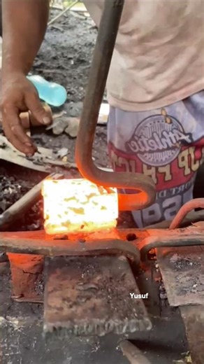 how a blacksmith unrolls a car spring #tutorial #medievalblacksmith #welding #wood #blacksmith #fyp