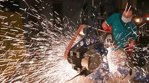 Bladesmiths have a limited amount of time to craft a deadly sawback machete. | Forged In Fire