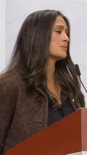 Tráfico ZMG Periodismo Ciudadano on Instagram: "Salma Hayek reconoce nuevos apoyos al cine en México 🇲🇽 La actriz celebró la implementación de un crédito fiscal del 30% contra el ISR para producciones que filmen en el país. 🗣️ Señaló que la industria pasó años sin el respaldo necesario y destacó que su más reciente película —rodada en Veracruz y Quintana Roo— es una “carta de amor” a México que ahora cuenta con el impulso que antes no tenía"