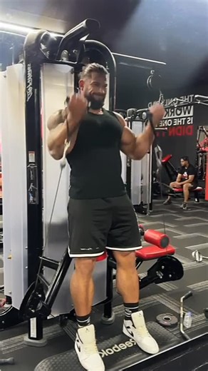 Craig Morton on Instagram: "Nice finisher on biceps @realgym24_bolton 👌🏼 using a step to gain full range of motion on the lower half of the movement 💪🏼 @jed_north #bodybuilding #gymrat #motivation #ifbbproleague #jednorth #flexfriday💪"