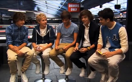 【1D】One Direction 莉莉说能认识剩下四个最开心了 奶儿立马抱抱莉莉