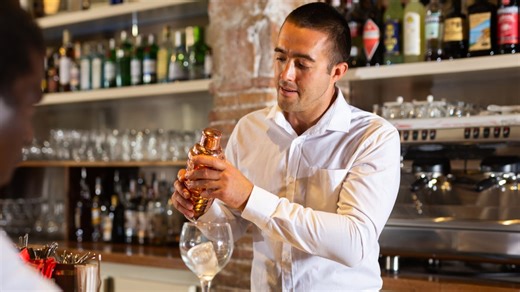 Barman à Cannes, je sers 8 cocktails à la minute pour un salaire HALLUCINANT