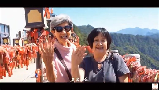 😘【8天 江南~仙境之旅】 🛫出发日期：12 April 2025 👩‍🎤领队：仙仙 (Jan Jan) 葛仙桥的美景，如同一幅泼墨山水画，朦胧中透着灵气。青山叠翠，云雾缭绕，仿佛仙人隐居之所。桥下溪水潺潺，山花野草点缀其间，空气中弥漫着泥土与青草的清香。站在桥上远眺，群山环抱，天光云影倒映在水面，宛如步入人间仙境。 如果是春天去的，那更是百花齐放，鸟鸣山幽，一步一景，仿佛天地都安静下来，只剩下你和自然的对话。你现在在桥上吗？景色是不是比想象中还美？ 我们的贵宾个个比明星还要美哦😍 穿着汉服走在葛仙村里，那感觉就像是被轻轻放进了一幅古画里。 脚下是古老的青石板路，耳边传来鸟鸣与风声，四周是灰白的屋檐、飞翘的瓦角，还有山间薄雾缠绕，如梦似幻。衣袍随风微动，举手投足间，自有一股出尘之感。那一刻，好像不用刻意扮演什么角色——你就是那个隐居山林的诗人、那个云游四方的侠客、或者那个淡泊名利的仙人。 心会不自觉地静下来，仿佛周围的一切都慢了下来，只剩你与山水、光影、风声共处。 你今天就是“画中人”，有没有想要被拍到仙气飘飘的一张？ 来吧跟谁永樂旅游一起去葛仙村尋仙吧💜💙🧡 Go~g