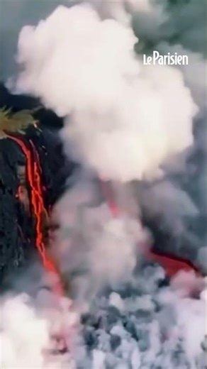 La lave du piton de la Fournaise se jette dans l'océan Indien