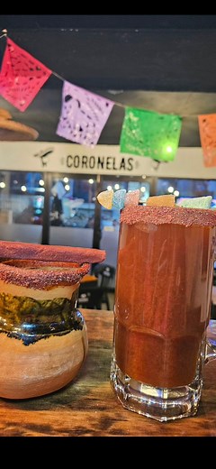 En nuestras Micheladas además de escoger el escarchado, sabor y Topping: ⚠️Puedes escoger si la quieres tomar en Tarro o en Jarro 🤤 ✴️Tip: en Jarro se conserva más fresca 😉 #micheladas #cerveza #Snacks #coronelas #bocadelrio #bebidas | Coronelas