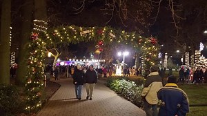 Balatonlelle felkapcsolta az adventi díszkivilágítását.🌟🌟🌟 #Balatonlelle #ünnepifények A Balatonlellei Városszépítő Egylet immár harmadik éve finanszírozza támogatók segítségével, készíti és helyezi ki a karácsonyi dekorációt a város ünnepi díszkivilágításának részeként. | Sonline.hu - Somogy közösségi és hírportálja