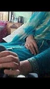 ‫سیکسی لڑکی کار میں سیکسی ویڈیو دیکھتے ہویے