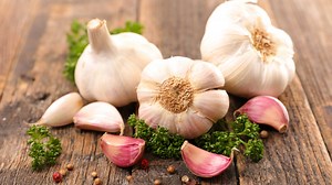 From liver function to cholesterol: 5 reasons to consume garlic