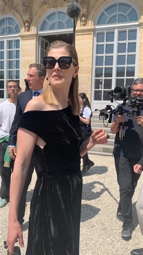 Rosemund Pike arriving at today’s @dior couture show in Paris. 📹: @bloomtiful | WWD