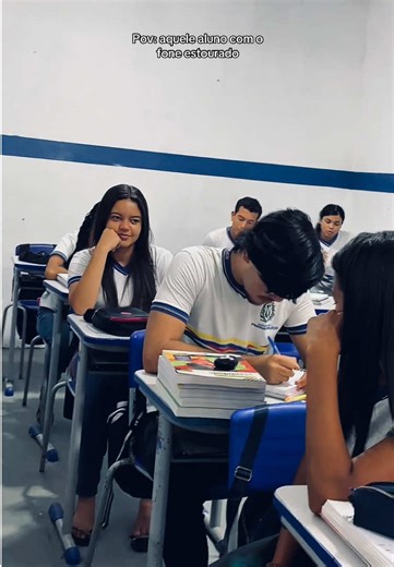 Alunos e Fones Estourados na Sala de Aula