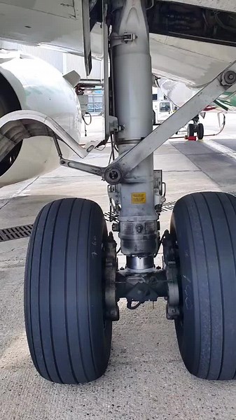 Exploring Airplane Landing Gear Mechanisms