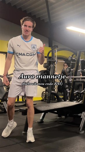 Aura mannetje slaat toe in de gym