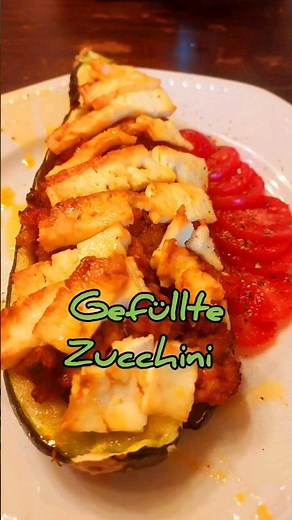 gefüllte Zucchini Schiffchen mit Hackfleisch, Tomaten und Feta aus dem Backofen