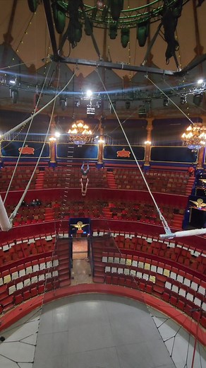 Plongez au cœur de l’action avec les trapézistes ! 🎪✨ Accrochez-vous, car cette vidéo en caméra embarquée vous emmène sur la plateforme des trapézistes, en plein cœur de leurs répétitions aériennes. Entre adrénaline, équilibre et précision, ressentez l’intensité du moment à travers leurs envolées spectaculaires et leur maîtrise du vide. . #paris #spectacle #cirquedhiver #trapeze | Cirque d'Hiver Bouglione