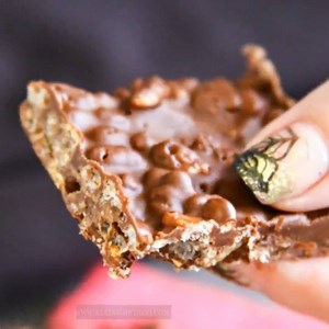 33K views · 51 reactions | Homemade Crunch Bars are an easy to make 3-ingredient recipe. If you love rich, chocolaty crisp candy bars, you will love this quick no-bake recipe. FULL PRINTABLE RECIPE HERE: https://www.kleinworthco.com/homemade-crunch-bars/ | Yummi Haus - Deliciously Easy Recipes | Facebook