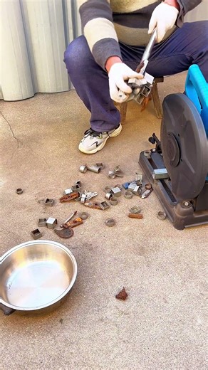 Magnetic Precision: Efficiently Organizing Small Metal Components with Ease