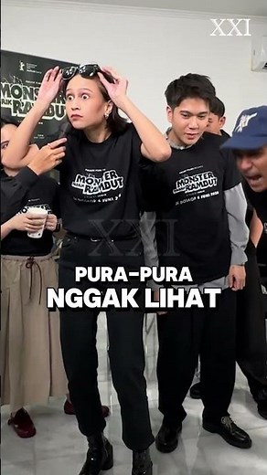 Iqbaal Ramadhan bawa cermin buat kerja di Pabrik Rambut??