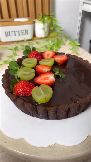 Ova Khairunnisah on Instagram: "Triple Chocolate Tart Bahan kulit pie (loyang 18 cm): - 75 gram butter / margarin - 50 gram gula halus - 1 butir telur 30 gram - 135 gram terigu protein rendah - 15 gram cokelat bubuk Api atas bawah 190, 15-20 menit Bahan krim cokelat: - 350 ml susu cair - 30 gram gula halus - 20 gram tepung maizena - 50 gram dark compoun chocolate @schoko.id Api atas bawah 170, 15-20 menit Bahan chocolate ganache: - 40 ml susu cair - 70 gram DCC mix milk chocolate @schoko.id - 1/