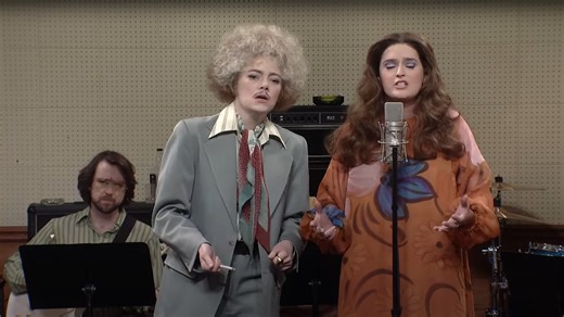 Emma Stone makes her own kind of music in SNL Mama Cass skit