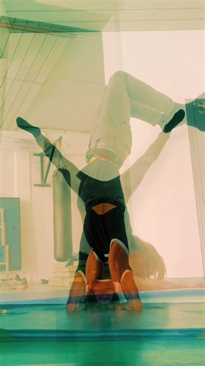 Les Calisthenics, c’est simplement travailler à la réalisation de n’importe quel mouvement et n’importe quelle figure… #calisthenics #streetworkout #forearmstand #tiger