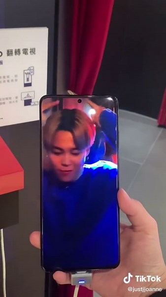 Samsung BTS Phone Review: Big Screen & Adorable Design