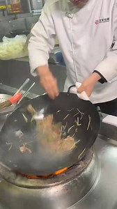 10K views · 119 reactions | En cuisine chinoise, le contrôle de la puissance du feu et du temps de cuisson est crucial pour un pro. Il faut des années de pratique pour être un chef digne de ce nom. | Secrets de chef | Facebook