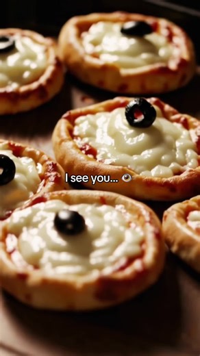 Cyclops Mini Pizzas 👁️🍕 The easiest Halloween snack ever! 👹 Save this before you forget! . . . #halloweenfood #halloweenfoodideas #spookyszn #pizzatime #pizzalover