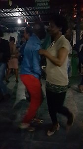 Esse casal dança o samba-rock tradicional então a gente troca de música mas eles continuam no rítmo. Quem conhecer o perfil do casal, por favor lhe deem os devidos créditos. Esse vídeo foi gravado pela Kika há muitos anos lá no Cruz da Esperança. Música: Cachorrada Composição: @edu_peixe_salmaso e @bruno.bonaventure Álbum: Cadê Tereza #VemDancar #sambarock #braziliandance #instrumentalmusic #EduPeixeSalmaso | Clube do Balanço