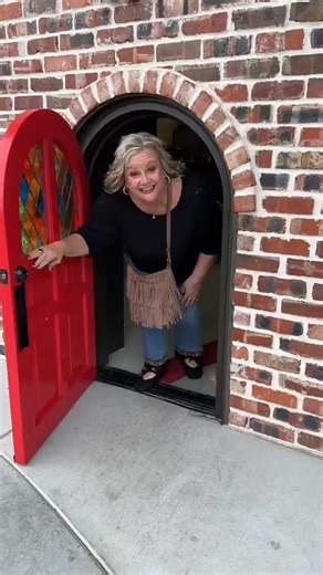 Tried the original Chick-fil-A Dwarf House in Hapeville 🍗 It’s where it all began back in 1946! I ordered the chicken & waffles, chicken melt loaded potato fries, sweet potato soufflé, and coleslaw — everything was delicious and nostalgic comfort food at its best. #AtlantaEats #HiddenGems #ChickfilaDwarfHouse #FoodReview #southerneats #chicagogirlinasouthernworld | Kim Jensen-Pitts