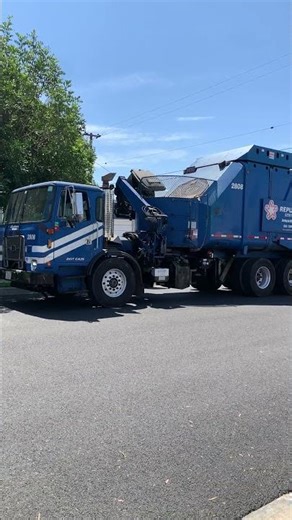 Republic Services Recycle Truck with a Quick Driver #automobile #garbagetruck #recycle #fyp #viral