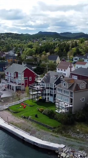 A little view of the houses in 📍 Brigus, Newfoundland and Labrador. One of our favourite places to spend the day walking around. Brigus has a unique blend of modern and old here and it truly is a gem of a town. #brigus #newfoundlandandlabrador
