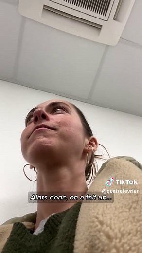 Il y a 4 ans, quelques minutes avant l’annonce du cancer, on m’avait dit : « Le médecin vous attend dans son bureau ». C’est le genre de phrase qui marque au fer rouge, parce qu’on sait que ce n’est pas le processus habituel. Hier, je suis partie aux urgences en pensant à une appendicite. Je ne stressais pas du tout. J’y suis allée seule, convaincue que ce serait rapide. Finalement : 10h d’attente. Pas le droit de manger, ni de boire. Puis le scanner : le cathéter, le produit de contraste, la vo