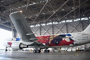 最大サイズのミッキー描く　JAL、新ディズニー塗装機「JAL DREAM EXPRESS FANTASIA 80」公開 - TRAICY（トライシー）