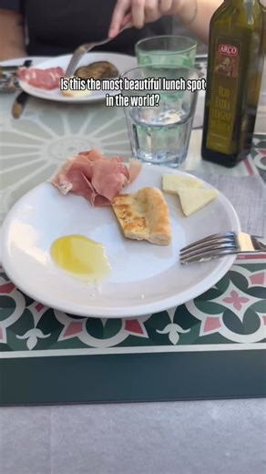Rustic Pathways on Instagram: "Lunch with a side of history!!🇮🇹🔔 Our teen tour stopped in Florence, and our young travelers had lunch in the shadow of Il Duomo! 😍 Plus they heard the bells toll from Giotto’s Bell Tower. Would you want to eat here?😋 📍Italy// #teentour #travel #teentravel #travel #summercamp #highschoolstudents #europe"
