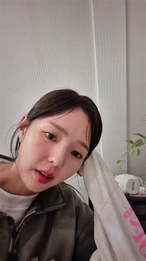 Honestly... I feel sorry for her too, huhu.Why... are those fans so controlling? They're not real fans, because a fan's job is simply to support whatever their idol does. She knows what's good for her and what's not. So, don't be so controlling! 😔😮‍💨
