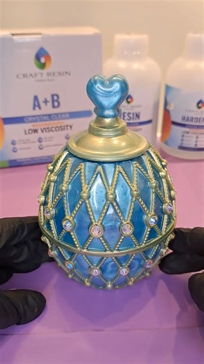 💍 Making a Stunning Jewellery Box with @craft.resin 💎🛒 Use code MAIKY10 to get a 10% discount on craft-resin.com! Watch as our talented artists @maikys_epoxy creates this wonderful jewellery box using Craft Resin! Just look at the colours 😍 Craft Resin is your crystal clear choice when it comes to creating pieces of home decor 🏡 Its crystal clear formula allows you to use various pigments for your pieces, making them unique and unforgettable 🎨 #CraftResin #EpoxyResin #EpoxyArt #ResinArt #R