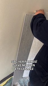 🔹 SPC (Stone Plastic Composite) Anlamı: Taş ve plastik karışımından oluşan yeni nesil kompozit zemin malzemesidir. Açılımı: Stone Plastic Composite Yapısı: p doğal taş tozu (kalsiyum karbonat) 0 PVC (plastik bağlayıcı). ✅ Özellikleri: Suya ve neme karşı \u00100 dayanıklıdır. Darbelere, çizilmelere ve ısı değişimlerine karşı yüksek dirençlidir. Kolay uygulanır, usta gerektirmez. Ev, ofis, kafe ve ticari alanlarda güvenle kullanılabilir. 📏 Ölçü: 90×30 cm ⚙️ Kalınlık: 5 mm 🎨 Renk: Tek renk (şimd