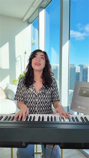 Elena Hurstel | Mentor Vocal ✨ on Instagram: "Une belle année qui prend fin… et BEAUCOUP de rushs qui ont été coupés, mais que j’ai gardés pour vous faire un petit best-of des pépites de cette année 😂🤣 (Oui je suis bien toute seule quand je tourne des vidéos 😭) Dis-moi si ça t’a bien fait rire en commentaire ! Et surtout, merci pour cette année 2025 ❤️ #coachvocal #coachingvocal #chant #voix #techniquevocale coursdechant voixsaine coachvocalfrance betisier humour"