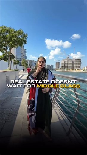 Yasmin Mohammed Shafi on Instagram: "Real estate kabhi middle class ka wait nahi karta. Market emotions pe nahi, action pe reward deta hai. Jo log safe khelte hain,woh hamesha late buyers bante hain. Property confidence ka game nahi hai delay ki punishment hai. Galat property time ke saath recover ho jaati hai, lekin late entry sahi deal ko bhi barbaad kar deti hai. Log property paisa na hone ki wajah se nahi chhodte, balki isliye kyunki sochte hain “Kal better milega.” Truth? Kal kabhi aata nah