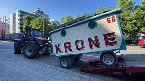 175K views · 872 reactions | Circus Krone (Garderobe, Wagen Nr. 066) am Kronebau. #circuskrone #wagen #zirkus #circo #circus #schindelwagen #krone #lkw #mandana #meinecircuswelt #cirque #wiesn #zirkuswagen #circuswagen #schausteller #historisch #nostalgie #circuskronebau #tieflader #truck | Meine Circus Welt | Facebook