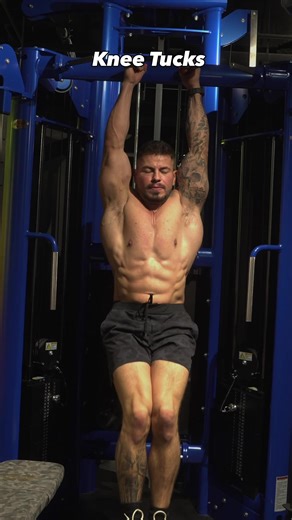 🔥 LOWER AB CRUSHER 🔥 If you want to carve out that V-taper, you need to get off the floor and start hanging. This sequence hits everything from the lower rectus abdominis to the deep stabilizers. The Routine: 🆙 Knee Tucks Start here to engage the hip flexors and warm up the lower core. Focus on the squeeze at the top. ✂️ Scissors Keep your legs straight and core braced. This creates constant tension and forces stability. 🏋️‍♂️ Weighted Roman Chair Abs are a muscle like any other—they need pr