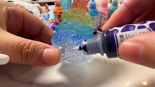 ✨ New Way to Use Resin Colorants! ✨ I’ve just discovered an amazing new way to use resin colorants! 😍 Simply make your piece completely transparent first, then drip the colorant only onto the areas you want to color — it blends beautifully and gives you precise, vibrant results. Unlike the traditional methods (mixing the colorant directly into resin or adding it before pouring), this technique won’t cause unwanted tinting or muddy colors. And guess what? I tested it — it doesn’t fade or peel of