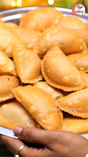 Suji Mawa Gujiya 😍✨ Bahar se crispy, andar se soft aur mawa se full loaded mithaas 💛 Holi vibes ghar ka taste = perfect festive treat by Cook With Parul 🎉 #SujiMawaGujiya #HoliSpecial #CookWithParul #IndianDessert #FestiveSweets | Cook With Parul