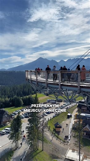 Spacer w chmurach z widokiem na Tatry! To aż 854 metry ścieżki zawieszonej nad lasem, szklane tarasy, siatki, zjeżdżalnie i panorama, która zapiera dech. Jest to idealne miejsce dla rodzin z dziećmi i emerytów. 😊 Spacer jest przyjemny i niewymagający. Ceny biletów👇 - normalny (od 12 lat) – 69 zł - ulgowy (dzieci 3-12 lat, osoby z niepełnosprawnościami) – 53 zł - emeryci/renciści – 62 zł - dzieci do 3 lat – za darmo 🎢 Zjeżdżalnie: 10 zł 1 zjazd / 50 zł - 6 zjazdów 🅿️ Parking: 30 zł PS. Zapisz